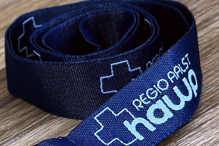 close-up van geweven lanyards met fijne details